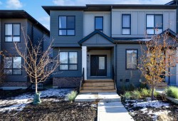 32 Silverton Glen Green SW Calgary, AB T2X 5B8