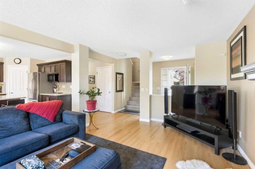 38 Spring Crescent Sw, Calgary, AB - Indoor Photo Showing Living Room