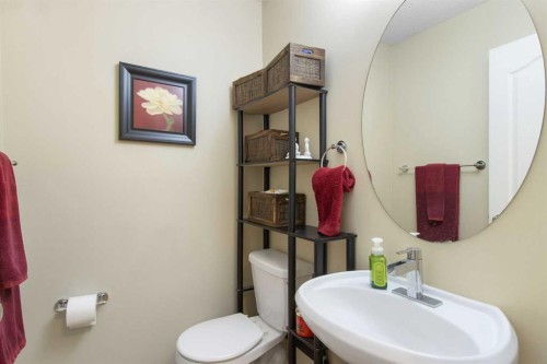 38 Spring Crescent Sw, Calgary, AB - Indoor Photo Showing Bathroom