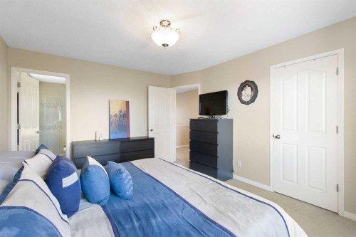 38 Spring Crescent Sw, Calgary, AB - Indoor Photo Showing Bedroom