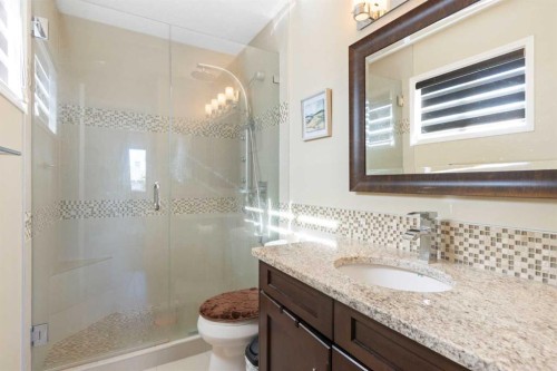 38 Spring Crescent Sw, Calgary, AB - Indoor Photo Showing Bathroom