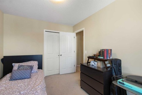 38 Spring Crescent Sw, Calgary, AB - Indoor Photo Showing Bedroom
