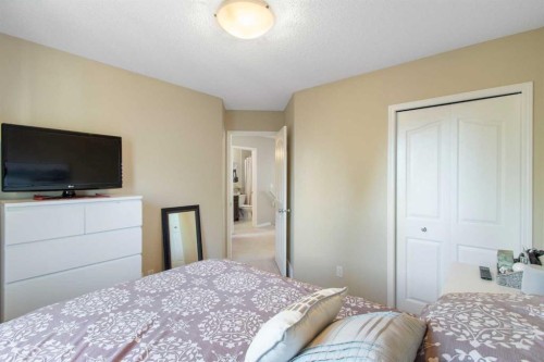 38 Spring Crescent Sw, Calgary, AB - Indoor Photo Showing Bedroom