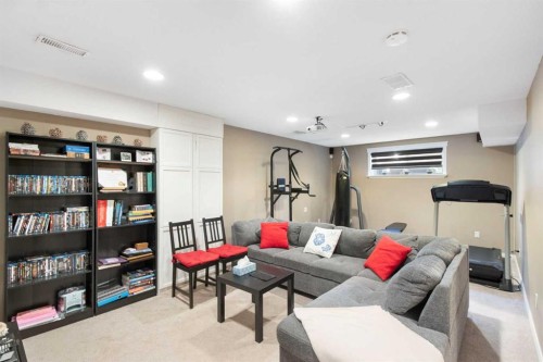 38 Spring Crescent Sw, Calgary, AB - Indoor Photo Showing Other Room