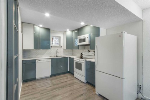 1452 Lake Sylvan Drive Se, Calgary, AB - Indoor Photo Showing Kitchen