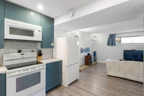 1452 Lake Sylvan Drive Se, Calgary, AB - Indoor Photo Showing Kitchen