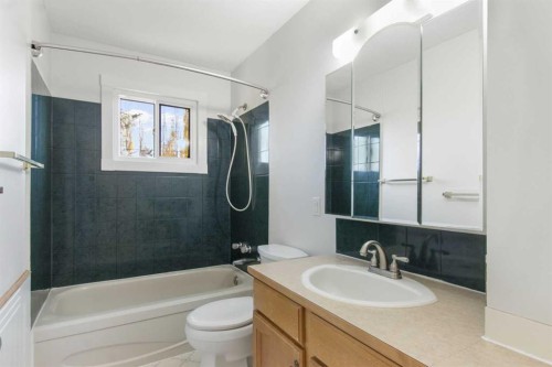 1452 Lake Sylvan Drive Se, Calgary, AB - Indoor Photo Showing Bathroom
