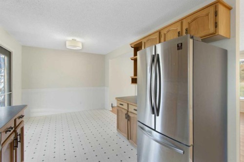 1452 Lake Sylvan Drive Se, Calgary, AB - Indoor Photo Showing Kitchen