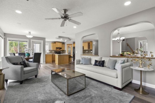 38 Simcoe Crescent Sw, Calgary, AB - Indoor Photo Showing Living Room