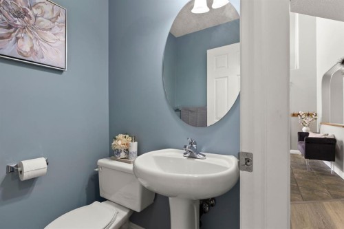 38 Simcoe Crescent Sw, Calgary, AB - Indoor Photo Showing Bathroom