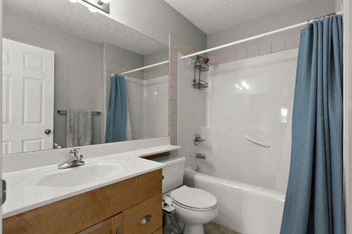 38 Simcoe Crescent Sw, Calgary, AB - Indoor Photo Showing Bathroom