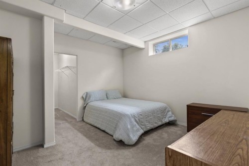 38 Simcoe Crescent Sw, Calgary, AB - Indoor Photo Showing Bedroom