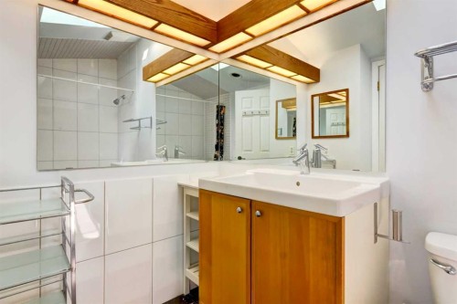 3-1921 5 Street Sw, Calgary, AB - Indoor Photo Showing Bathroom