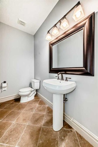 38 Aspen Meadows Park Sw, Calgary, AB - Indoor Photo Showing Bathroom
