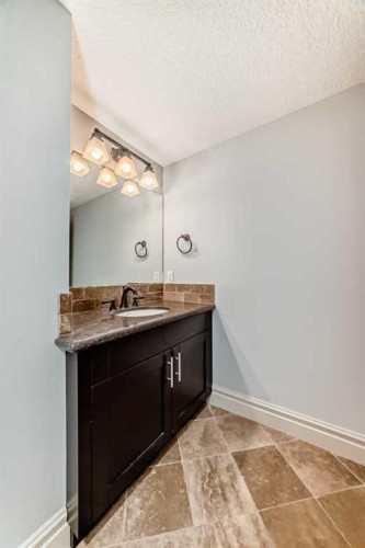 38 Aspen Meadows Park Sw, Calgary, AB - Indoor Photo Showing Bathroom