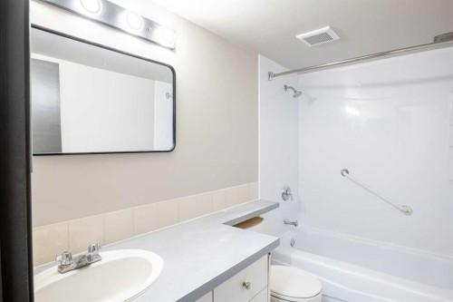1121 37 Street Sw, Calgary, AB - Indoor Photo Showing Bathroom