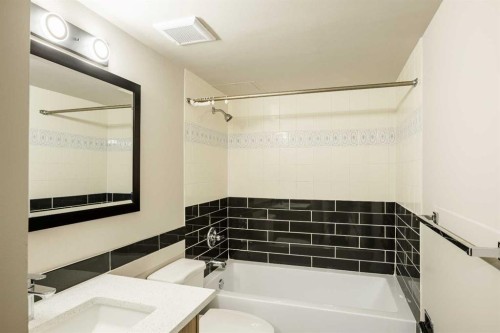 1121 37 Street Sw, Calgary, AB - Indoor Photo Showing Bathroom