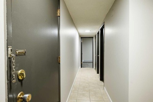 1121 37 Street Sw, Calgary, AB - Indoor Photo Showing Other Room
