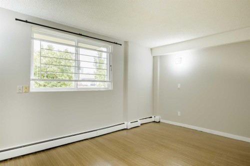 1121 37 Street Sw, Calgary, AB - Indoor Photo Showing Other Room