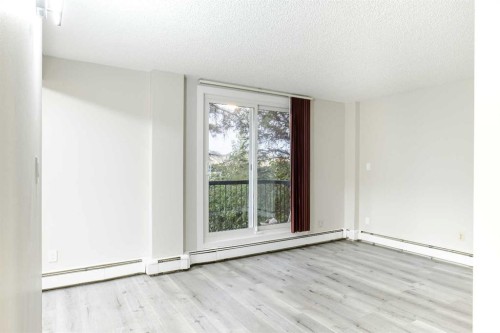 1121 37 Street Sw, Calgary, AB - Indoor Photo Showing Other Room