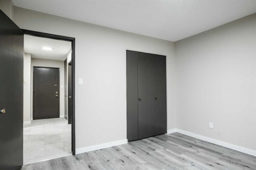 1121 37 Street Sw, Calgary, AB - Indoor Photo Showing Other Room