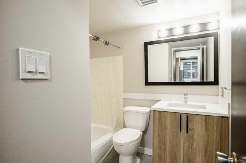 1121 37 Street Sw, Calgary, AB - Indoor Photo Showing Bathroom