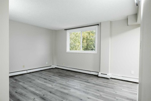1121 37 Street Sw, Calgary, AB - Indoor Photo Showing Other Room