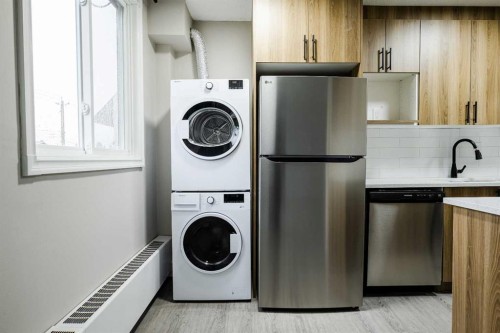 1121 37 Street Sw, Calgary, AB - Indoor Photo Showing Laundry Room