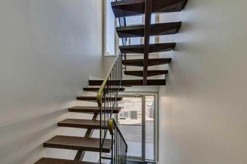 1121 37 Street Sw, Calgary, AB - Indoor Photo Showing Other Room