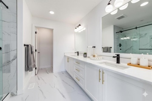 2520 21 Avenue Sw, Calgary, AB - Indoor Photo Showing Bathroom