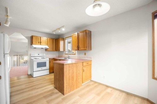 51 Macewan Park Rise Nw, Calgary, AB - Indoor Photo Showing Kitchen