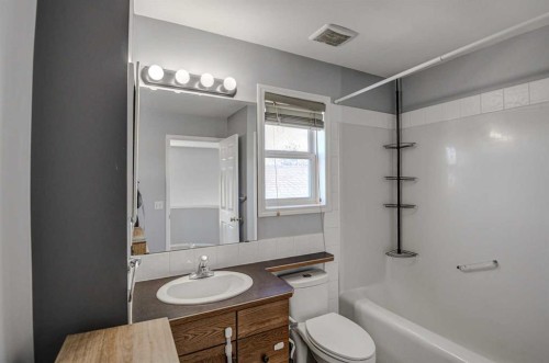 61 Everstone Avenue Sw, Calgary, AB - Indoor Photo Showing Bathroom