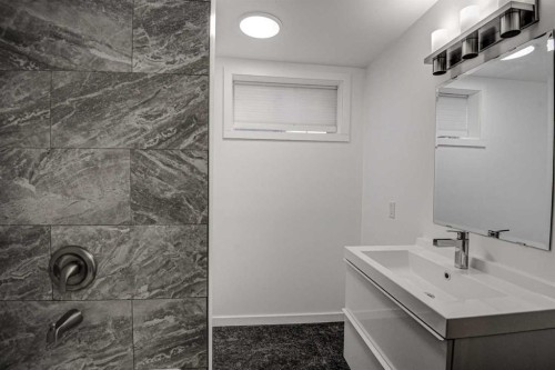 61 Everstone Avenue Sw, Calgary, AB - Indoor Photo Showing Bathroom