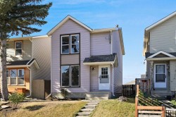 128 Castlegreen Close NE Calgary, AB T3J 1Y6