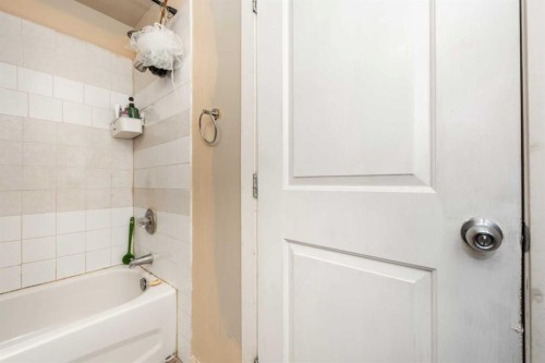 171 Tarawood Road Ne, Calgary, AB - Indoor Photo Showing Bathroom
