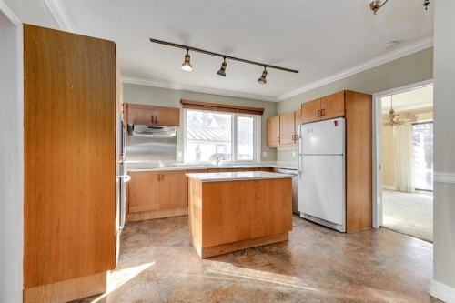 2114 20 Avenue, Didsbury, AB - Indoor Photo Showing Kitchen
