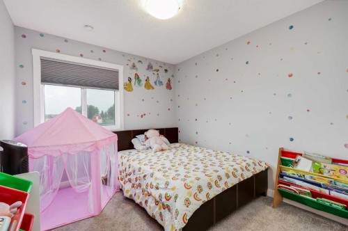 1037 Chinook Gate Heath Sw, Airdrie, AB - Indoor Photo Showing Bedroom