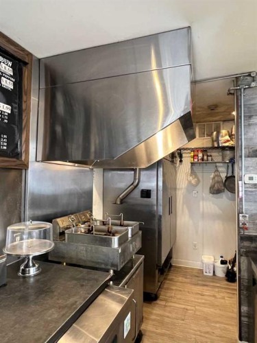 1702 12 Street Nw, Calgary, AB 