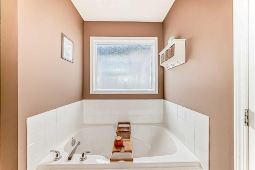 423 Morningside Way Sw, Airdrie, AB - Indoor Photo Showing Bathroom