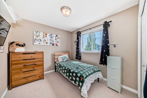 423 Morningside Way Sw, Airdrie, AB - Indoor Photo Showing Bedroom
