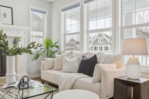 480 River Heights Green, Cochrane, AB - Indoor Photo Showing Living Room