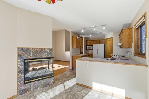 135 Hamptons Park Nw, Calgary, AB - Indoor Photo Showing Kitchen With Double Sink