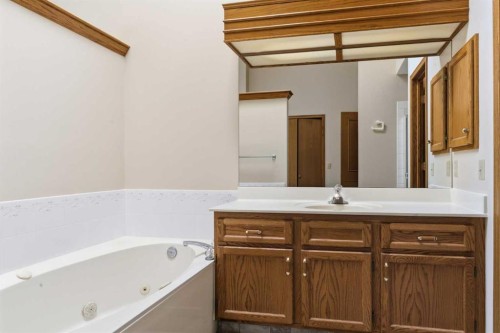 135 Hamptons Park Nw, Calgary, AB - Indoor Photo Showing Bathroom