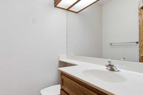135 Hamptons Park Nw, Calgary, AB - Indoor Photo Showing Bathroom