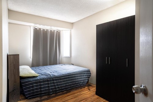 8051 Laguna Way Ne, Calgary, AB - Indoor Photo Showing Bedroom
