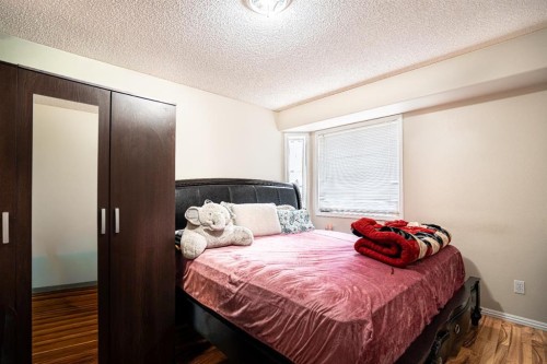 8051 Laguna Way Ne, Calgary, AB - Indoor Photo Showing Bedroom