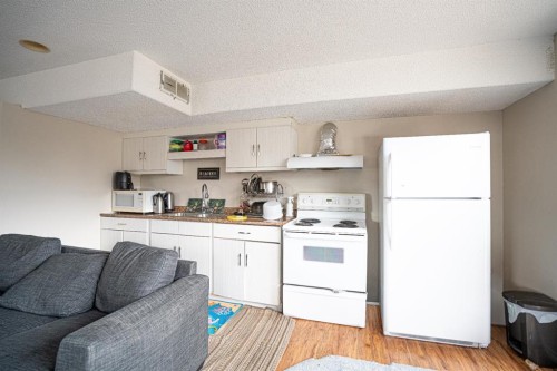 8051 Laguna Way Ne, Calgary, AB - Indoor Photo Showing Kitchen