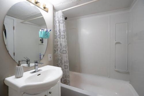 8051 Laguna Way Ne, Calgary, AB - Indoor Photo Showing Bathroom