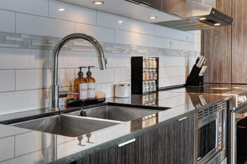 2108-930 6 Avenue Sw, Calgary, AB - Indoor Photo Showing Kitchen With Double Sink With Upgraded Kitchen