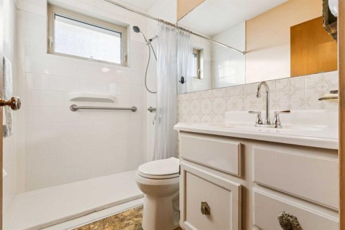 5307 7 Avenue Sw, Calgary, AB - Indoor Photo Showing Bathroom